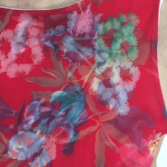 Beautiful Red Floral Patterned Dress - Picture 5 of 10